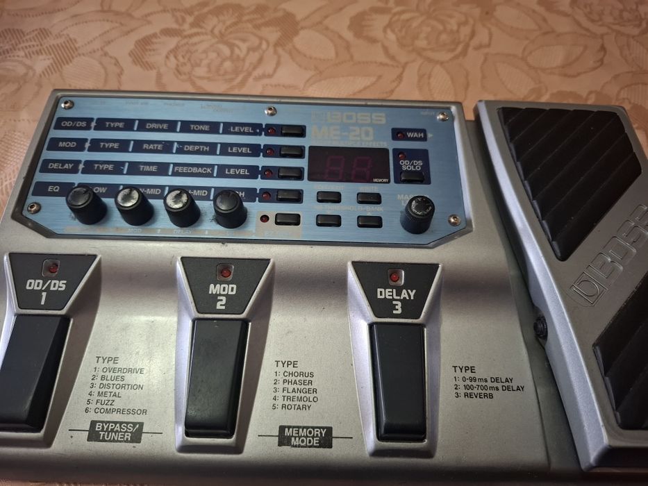 Vând procesor chitară electrică!