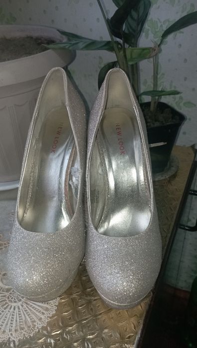 Золотистые шикарные туфли