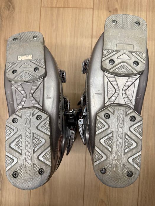 Clapari femei Nordica  37.5 marime 285 mm MONDO 24