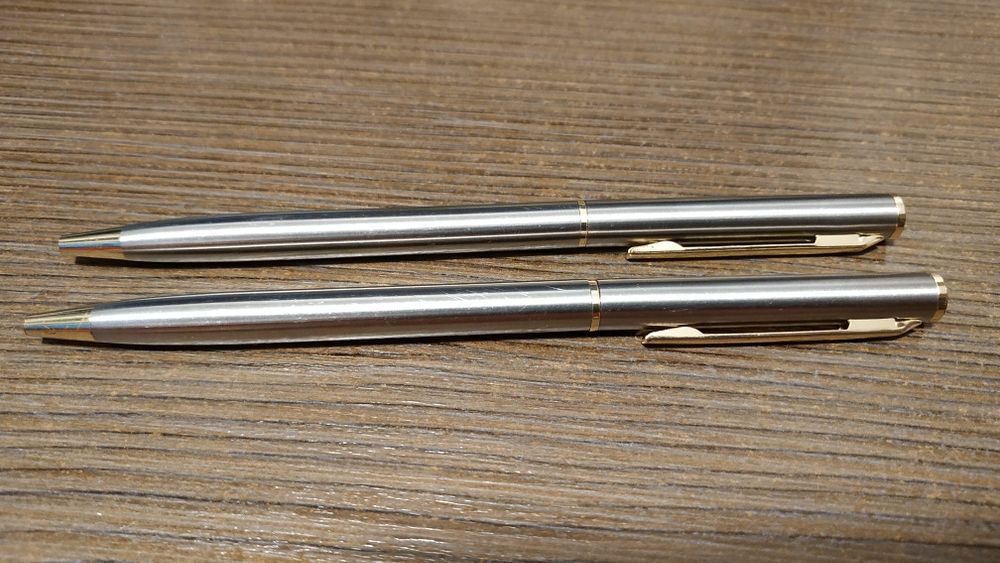 Vând două pixuri metalice elegante