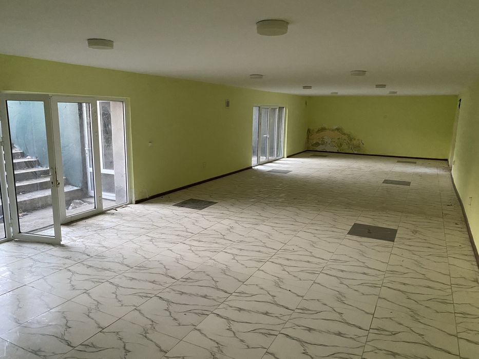 Buxoro viloyati peshku tumani markazidan 3 etajli obyekt sotiladi.