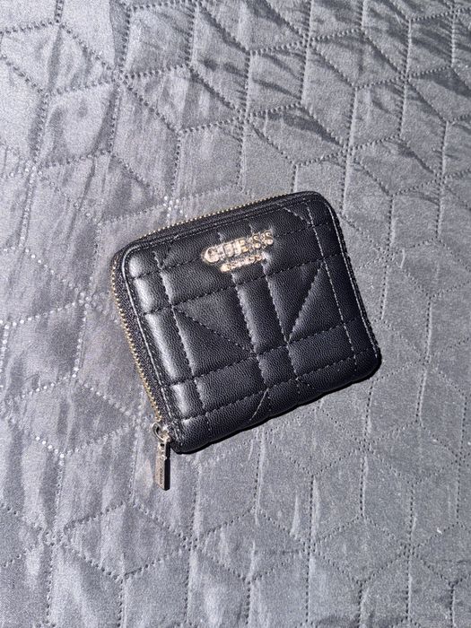Bershka, The North Face, Columbia, Guess, Mick-Gwend, Zara- дамски чанти
