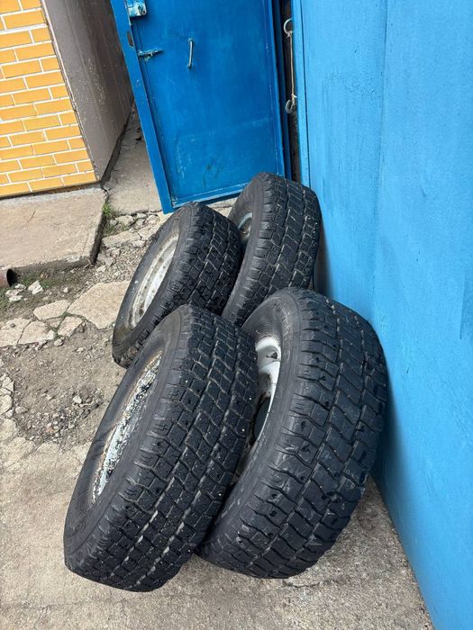 Продам шины на уаз