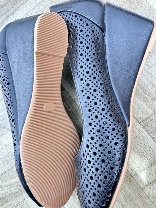 Продам лоферы кожаные и туфли