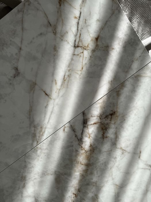 Моаморный стол новый