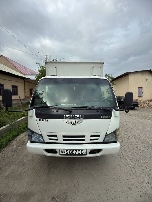 Isuzu 2015-yil, yurib ketayotgan ishlab turgan moshina.