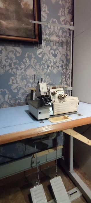 Трехниточный промышленный оверлок