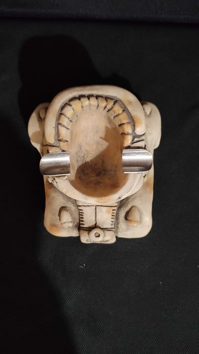 Масивен пепелник кола от смола