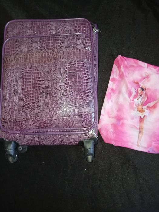 Продам чемодан маленький