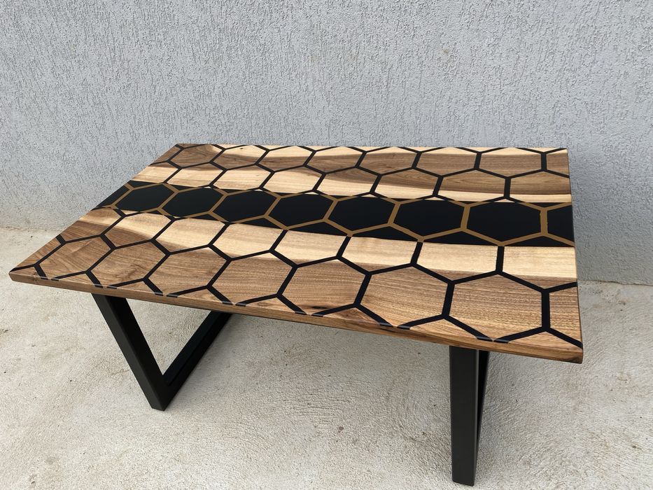 Masă de cafea din nuc masiv cu rășină epoxidică – model hexagon