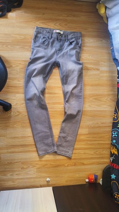 Скини дънки Levi's, необличани; приемам предложения.