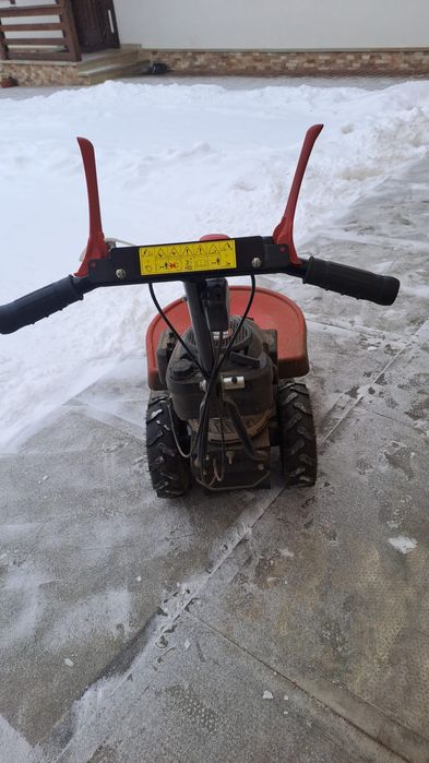 Vând cositoare rotativa cu  motor benzina