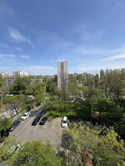 Vând 2 camere decomandat, mobilat – 2 min metrou Romancierilor