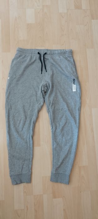 Продавам долнище Champion