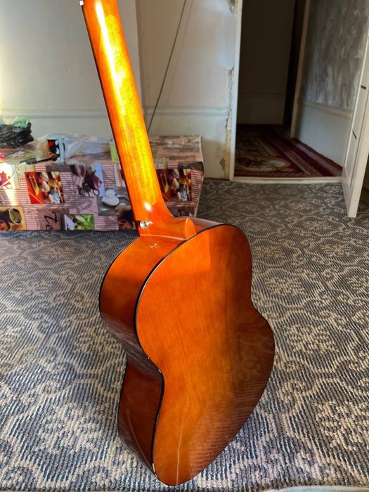 Gitara sotiladi Narx 1 millon som