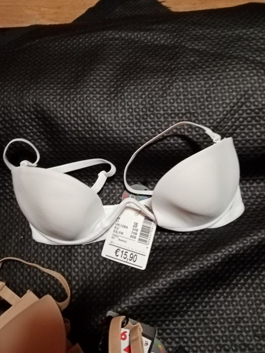 vand set de 2 sutiene 50 lei marimea 75 b