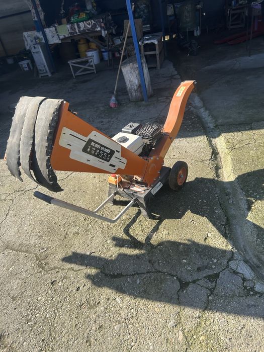 Vând tocător crengi , consum mic