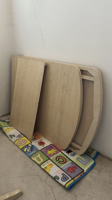 деревянный стол.