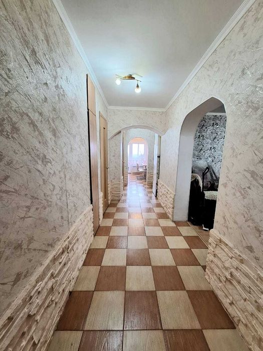 Продаётся  4 комн. квартира, район Универмаг