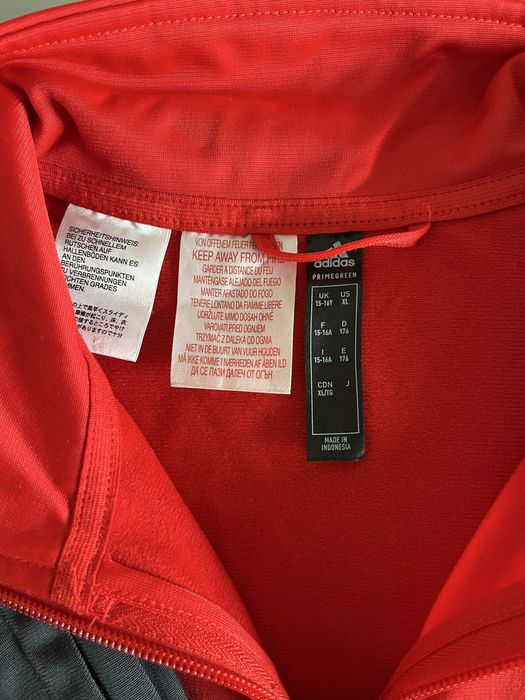 червен спортен Екип adidas