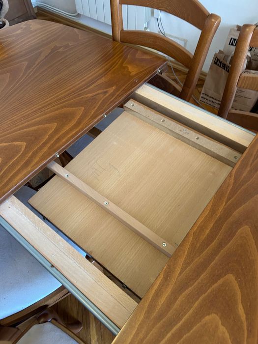 Разтегателна маса и 6 стола от масивно дърво в супер състояние