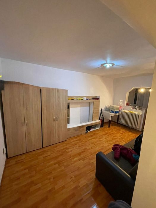 Dau in chirie garcioniera de 28 mp