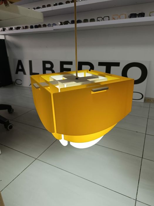 Светильник потолочный.