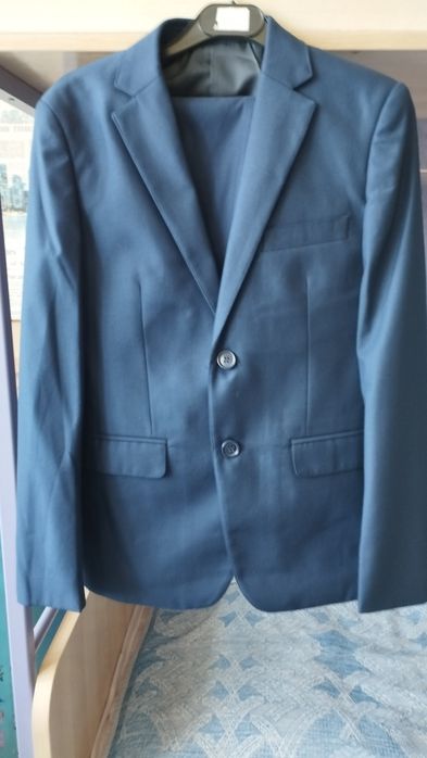 Продаю школьный костюм