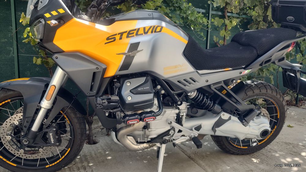 Moto Guzzi Stelvio-Giallo Savana 2024