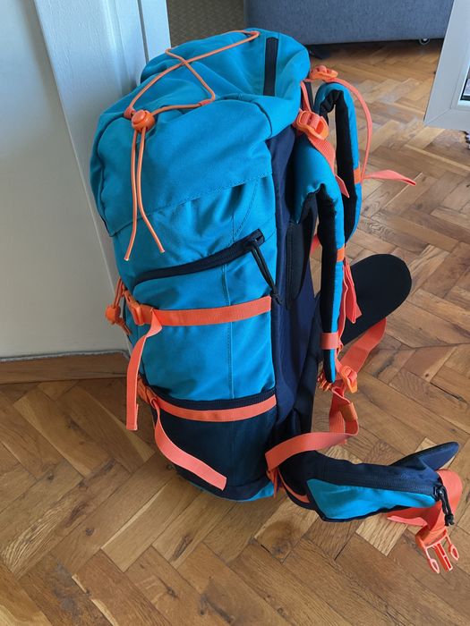 Продавам нова туристическа раница Quechua Forclaz 40 + дъждобран