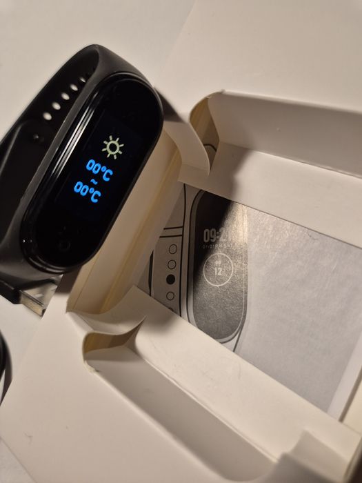 M4- fitness tracker si smartwatch Nou