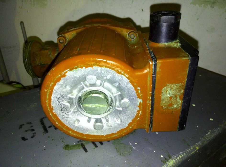 GRUNDFOS Стара Циркулационна ПОМПА и Старо Дървено САНДЪЧЕ