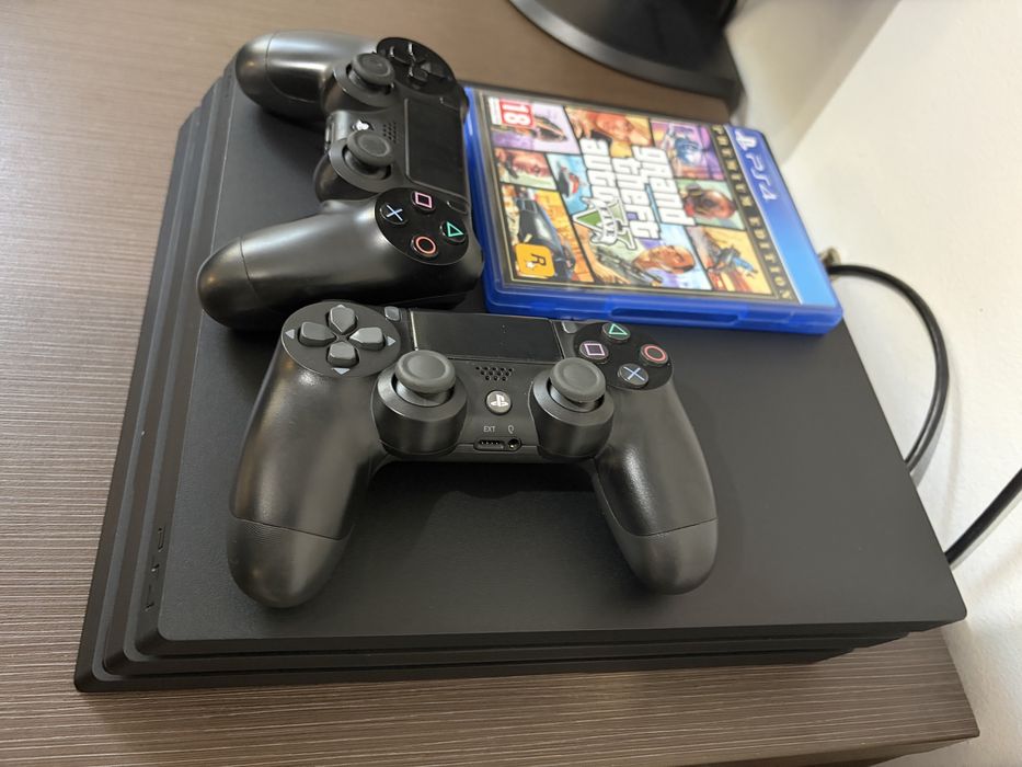 PS4 Pro 1TB + 2 Controllere + Joc GTA V