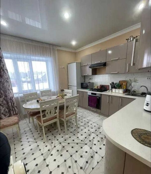 Просторный двухэтажный дом в отличном районе