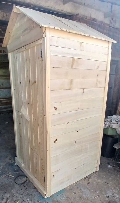 Деревянные туалеты в Глубоком.