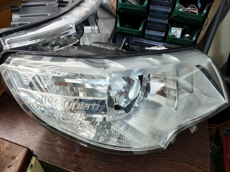 Far dreapta bixenon adaptiv Skoda Superb 2