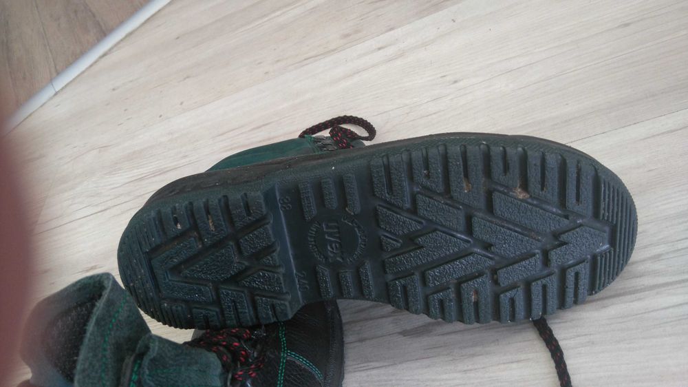 Работни обувки UVEX с метално бомбе, N-38