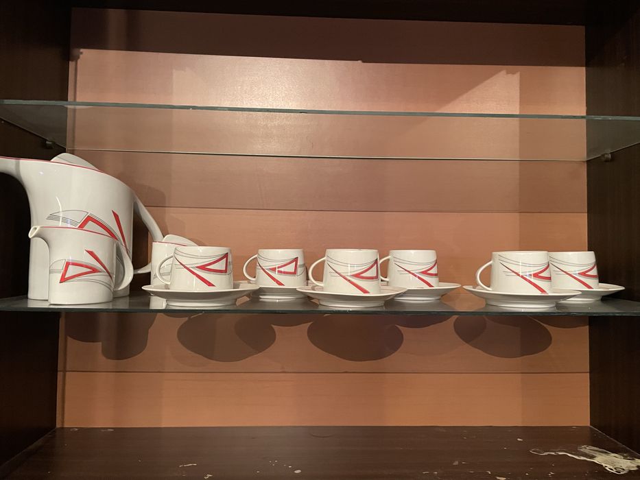 Порцеланов сервиз с чаши и кана