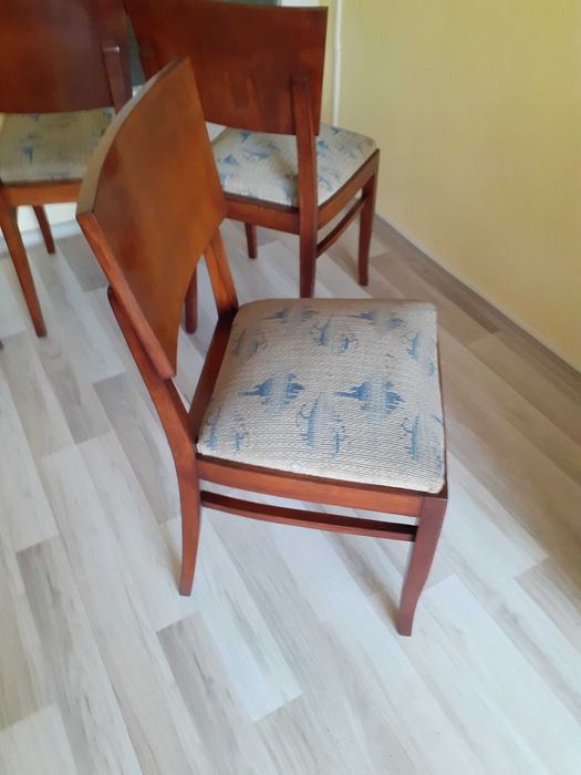 Комплект Маса и Четири столове. Цена – 90 евро.