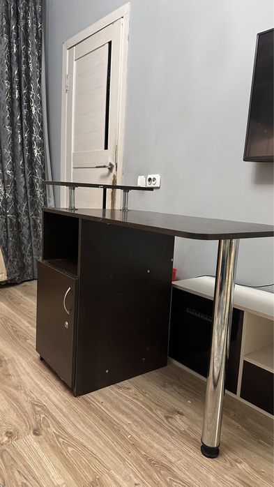 Маникюрный стол