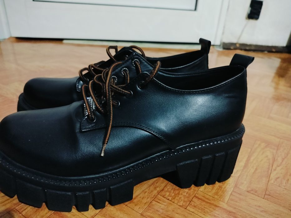 Продавам чисто нови дамски обувки