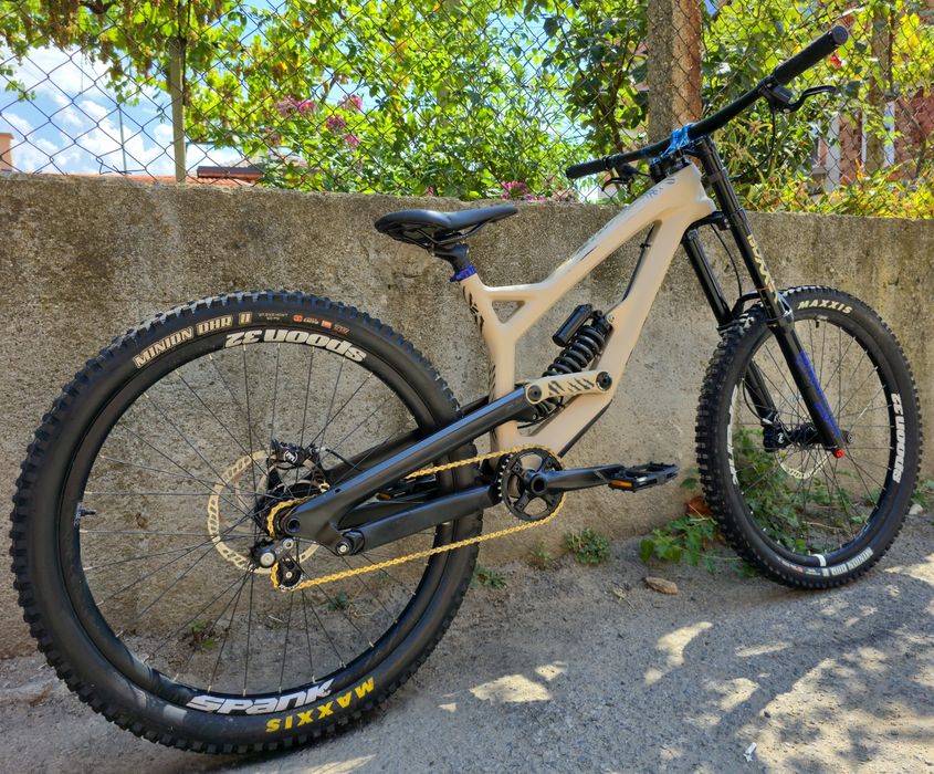 YT Tues CUSTOM 27.5 S-M размер Карбонов Висок клас DH bike SINGLE SPEED,  Magura 5 4-бутални, Rockshox Boxxer Въздушна