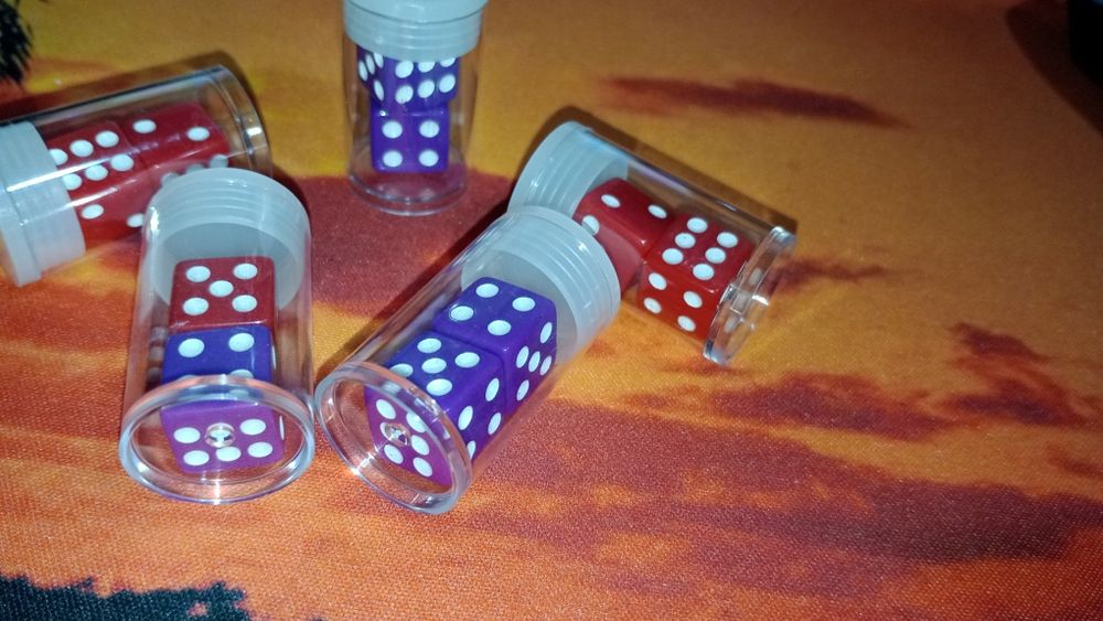 Игральные кубики кости дайсы