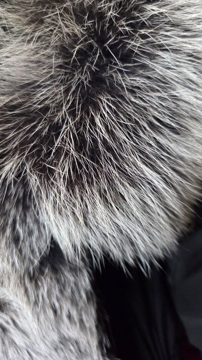 Geaca Parka cu blana naturala si material impermeabil.
