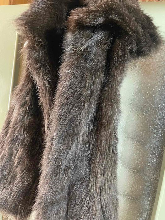 Елек естествен косъм, с голяма качулка.