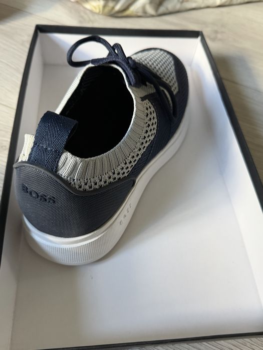 Пробам кросовки BOSS