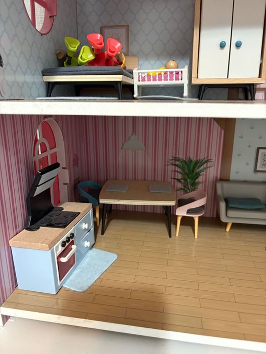 Casa de păpuși din lemn