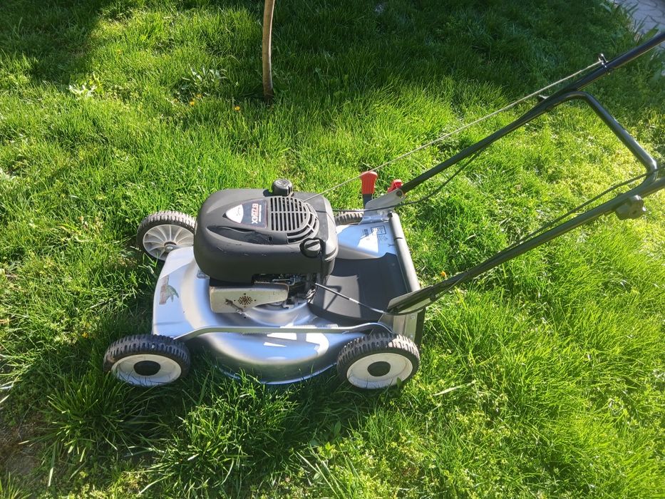 Продавам бензинова косачка