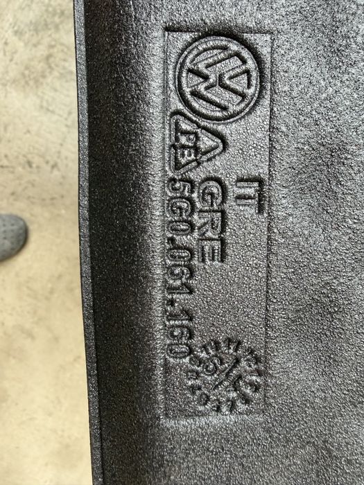 VW Golf 7. Оригинална стелка багажник