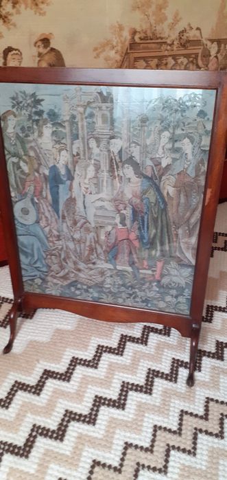 Антикварна дървена рамка с гоблен